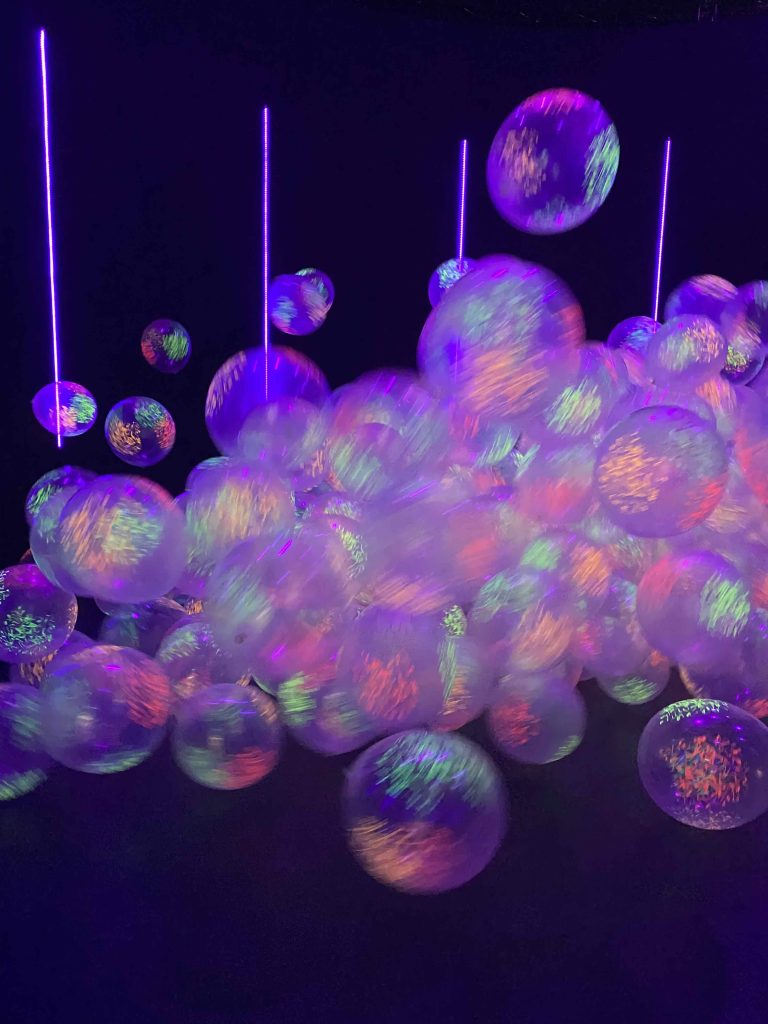 https://artmater.com/i-saw-pop-air-exhibition-at-balloon-museum-meaning-of-balloon-dreams/